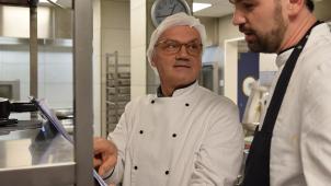 <p>Dominque Keutgen (l.) hat seinen engsten FinEssen-Mitarbeiter, den Koch Fréderic Kever (r.), für die Krankenhaus-Küche angeworben.</p>