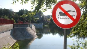 <p>Wer am Fuße der Staumauer ins Wasser steigt, bringt sich in große Gefahr.</p>