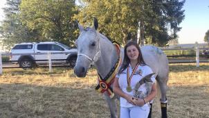 <p>Auf Tarek Rabba sicherte sich Laura Lenges die Juniorenmeisterschaft im Distanzreiten.</p>