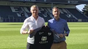 <p>Andreas Beck (links) nach seiner Vertragsunterzeichnung mit AS-Finanzdirektor Thomas Herbert</p>