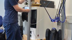 <p>Ein Kunststoffrabe aus dem 3D-Drucker: Informatiker Jan Möbius zeigt, wo die Skulptur entstanden ist.</p>