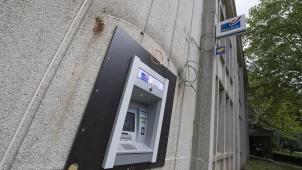 <p>An der Post in der Eupener Schulstraße kann man wieder Bargeld am Automaten erhalten. Der jetzt installierte neue Geldautomat „der allerletzten Generation» spuckt rund um die Uhr Geld aus.</p>