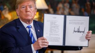 <p>Donald Trump, Präsident der USA, zeigt ein unterzeichnetes Präsidentschaftsmemorandum, nachdem er eine Erklärung zum Ausstieg aus dem Atomdeal mit dem Iran abgegeben hat.</p>