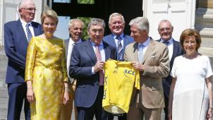 <p>Eddy Merckx schenkte König Philippe ein Gelbes Trikot.</p>