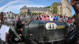 <p>Zahlreiche Schaulustige bejubelten die Ankunft des Bentleys Speed 8 von Alain Faymonville und Remy Tangeten.</p>