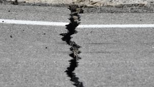 <p>Ein Riss hat sich in der Straße des Highway 178 östlich von Ridgecrest nach dem schweren Erdbeben gebildet. Bild:dpa</p>