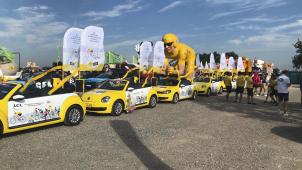 <p>Die Werbekarawane, die stets zwei Stunden vor den Fahrern zu bewundern ist, wartet auf ihren ersten Tour-Einsatz in diesem Jahr.</p>