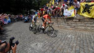 <p>Greg Van Avermaet an der „Muur“ vor Xandro Meurisse</p>