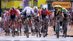 <p>Mike Teunissen (rechts) schlug Peter Sagan mit einer Radbreite.</p>