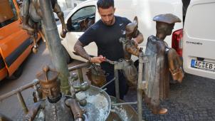 <p>In den kommenden Monaten werden Stück für Stück alle Figuren des 44 Jahre alten Puppenbrunnens von ihrem Schöpfer, dem Künstler Bonifatius Stirnberg, überholt.</p>