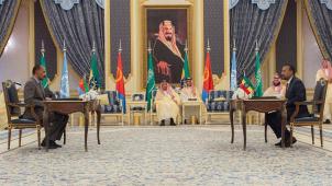 <p>Isaias Afwerki (l.), Präsident von Eritrea, und Abiy Ahmed, Premierminister von Äthiopien, unterzeichnen im Beisein des saudischen Königs Salman (Mitte) einen Freundschaftsvertrag. Es sollte eine neue Era der Stabilität in der Region anbrechen. Zwölf Monate später lauern neue Gefahren.</p>