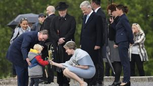 <p>Ein Zeichen der Menschlichkeit an einem unmenschlichen Ort: Ein Kind überreicht Königin Mathilde Blumen im KZ Buchenwald.</p>