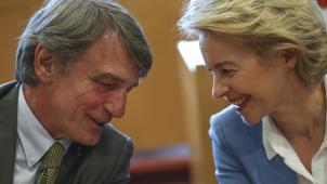 <p>Ursula von der Leyen spricht mit David-Maria Sassoli, Mitglied der Demokratischen Partei in Italien und neu gewählter Präsident des EU-Parlaments, während eines Treffens im EU-Parlament. Von der Leyen äußert sich am Mittwoch erstmals öffentlich über Pläne und Ziele im Fall ihrer Wahl zur Präsidentin der Europäischen Kommission.</p>