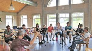 <p>Hans-Georg Reinertz, hier als Dirigent, hat die Musikfreizeit bereits 1978 ins Leben gerufen.</p>