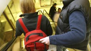 <p>Brieftasche und Wertsachen sollte man immer nah am Körper tragen, damit Taschendiebe kein leichtes Spiel haben.</p>