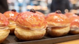 <p>Auslöser für die Insolvenz seien neben Logistik-Problemen infolge der Insolvenz des Lieferanten Kronenbrot vor einem Monat auch unerwartet massive witterungsbedingte Umsatzeinbrüche im heißen Juni gewesen.</p>