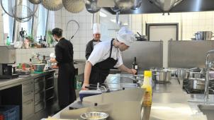 <p>Das ZAWM Eupen und die IHK Aachen organisierten erstmals einen gemeinsamen Meisterkurs zum Restaurateur bzw. Küchenmeister. Erster Absolvent ist Nicolas Schröder aus Mirfeld.</p>