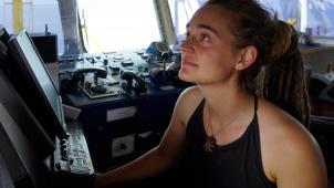<p>Carola Rackete, deutsche Kapitänin der „Sea-Watch 3“, aufgenommen an Bord des Rettungschiffs.</p>