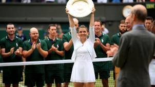 <p>Simona Halep hält nach ihrem Finalsieg ihre Trophäe in die Höhe.</p>
