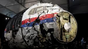 <p>Die aus Trümmern wieder zusammen gesetzte Boeing 777, die als Flug MH17 über der Ukraine abgeschossen wurde.</p>