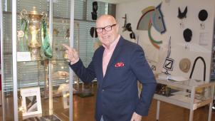 <p>Norbert Cujai inmitten „seiner“ Schätze im CHIO-Museeum</p>