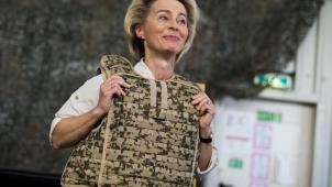 <p>Bundesverteidigungsminister Ursula von der Leyen - hier mit einer Splitterschutzweste beim Truppenbesuch in Afghanistan - hat ihren Rücktritt als Ministerin angekündigt.</p>
