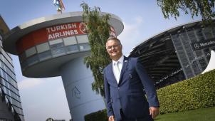 <p>Peter Weinberg vor dem Hauptstadion des CHIO.</p>