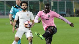 <p>Carlos Embalo (r.) gegen Ex-Rom-Angreifer Mo Salah.</p>