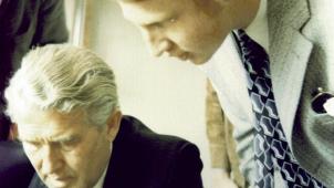 <p>Als Sieger eines Wettbewerbs der Raiffeisenbank weilte der Abiturient Karl-Heinz Lambertz (r.) drei Wochen in den USA, wo er Wernher von Braun (l.) traf.</p>