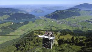 <p>Die 27 Passagiere, die sich in den beiden offenen Kabinen befanden, wurden mit einem Notsystem an die Zielstationen gefahren.</p>