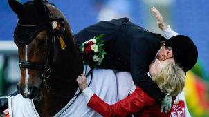 <p>Ursula von der Leyen, designierte EU-Kommissionspräsidentin, gratuliert bei der Siegerehrung für den Grand Prix Special der deutschen Dressurreiterin Isabell Werth.</p>