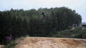 <p>Die zahlreichen Sprungkuppen an der Ferme Libert erlauben derartige Flugeinlagen.</p>