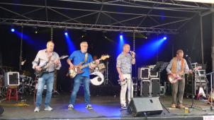 <p>Die lovers@löressen boten bei ihrem Heimspiel auf dem St.Vither Rathausplatz einen bunten Querschnitt aus ihrer Zeit als The Lovers und als „d’Löressen“.</p>