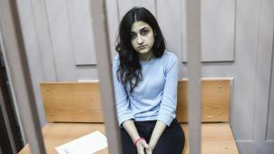<p>Kristina, eine der drei wegen des Mordes an ihrem Vater angeklagten Geschwister, sitzt im Bezirksgericht Basmanny. Gegen die drei Schwestern wird in Russland wegen Mordes ermittelt, weil sie vor einem Jahr ihren Vater nach jahrelangem Martyrium getötet haben. Ihnen drohen bis zu 20 Jahre Haft. Der Fall sorgt in Russland für eine riesige Debatte über Notwehr und darüber, ob das russische System zu wenig gegen häusliche Gewalt unternimmt.</p>