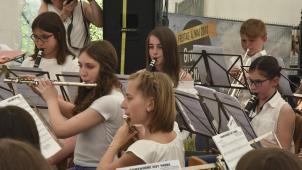 <p>Mit anderen gemeinsam musizieren macht Spaß. In der „Band Factory“ haben junge Leute Gelegenheit dazu. Dieses Foto entstand bei einer gemeinsamen Initiative der Musikvereine der Gemeinde Burg-Reuland im Mai 2018.</p>