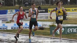 <p>Niclas Holper (Mitte) erreichte eine neue Bestzeit über 800 Meter.</p>