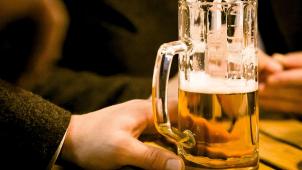 <p>Das letzte Bier: Immer mehr Kneipen, Restaurants und Gaststätten sind von der Schließung bedroht. Die Gewerkschaft NGG warnt vor dem Verlust „von einem Stück Alltagskultur“.</p>
