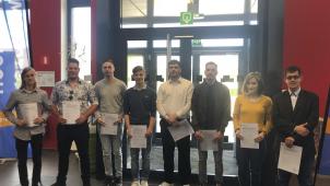 <p>Gruppenbild der Personen, die vor Kurzem ihr Diplom erhalten haben.</p>