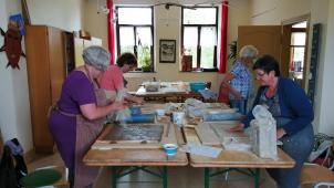 <p>Sommeratelier „Kunst im Dorf“ in Neundorf: In dem Kurs „Keramik für Haus und Garten“ arbeiten dieses Jahr vier Frauen gemeinsam mit der Kursleiterin Marianne Weidner.</p>