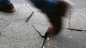 <p>Auf den Kelmiser Bürgersteigen wartet so manche Stolperfalle.</p>