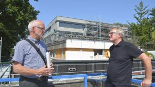 <p>Energetische Hüllsanierung: Mit dem Fortschritt am Einhard-Gymnasium sind Jörg Crumbach (Leiter Abteilung Schule, links) und Manfred Lennartz (Abteilungsleiter Gebäudemanagement) zufrieden.</p>
