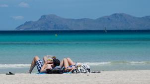 <p>Wenn sich der feine Sand zwischen den Zehen hindurchpresst und der salzige Duft des Meeres die Nasengänge streift, befindet sich der Ostbelgier im Sommer 2019 höchstwahrscheinlich an einem Strand in Griechenland oder Spanien.</p>
