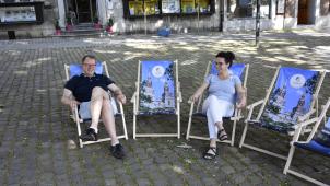 <p>Alain Brock vom Rat für Stadtmarketing und Petra Erasmi von Chic Belgique beim Probesitzen am Marktplatz. Die neuen Liegestühle sind für Personen bis 120 Kilogramm ausgerichtet. Sie werden in Ober- und Unterstadt sowie in Kettenis aufgestellt.</p>