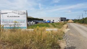 <p>Der Erweiterungsbau des Transportunternehmens Baum (im Hintergrund) befindet sich auf Industriegelände. Lediglich Parkplätze für die Autos der Mitarbeiter werden vorne, an der Wohnstraße Gemehret, angelegt.</p>