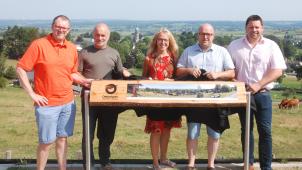 <p>Stellvertretend enthüllten Alain Brock (Rat für Stadtmarketing Eupen), Jean Maus (Verkehrsverein Malmedy), Projektleiterin Andrea Michaelis (Tourismusagentur Ostbelgien), Stephan Wiesemes (Tourismusschöffe Gemeinde Amel) und Michael Schmitt (Schöffe Gemeinde Büllingen) die erste ostbelgische Panoramatafel auf dem Medeller Depertzberg.</p>