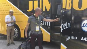 <p>Die Dopingkontrolleure beim Verlassen des Jumbo-Visma-Mannschaftsbusses</p>