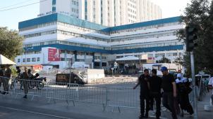 <p>Tunesische Soldaten stehen Wache vor dem Militärkrankenhaus, in dem der tunesische Präsident Essebsi verstorben ist. Die Regierung verkündete eine siebentägige Staatstrauer. Essebsi war 2014 der erste demokratisch gewählte Präsident des nordafrikanischen Landes geworden, in dem die Bewegung des Arabischen Frühlings begann.</p>