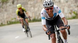 <p>Egan Bernal gewann die abgebrochene Alpenetappe und übernahm gleichzeitig das Gelbe Trikot.</p>