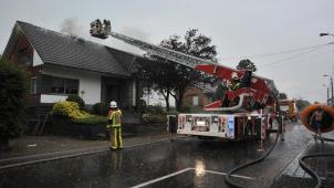 <p>Die Feuerwehr musste einen Dachstuhlbrand auf der Obersten Heide löschen.</p>