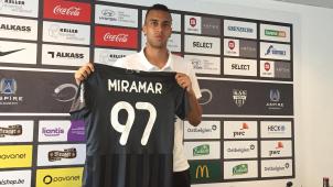 <p>Spielt mit der 97 (Geburtsjahr) und dem Namen seines Vaters auf dem Rücken: Leonardo Rocha.</p>